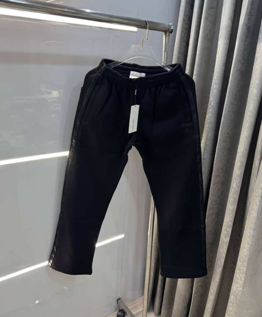 CA1_vIN. KLeIn Black Patch Logo Premium TrackPant Main image