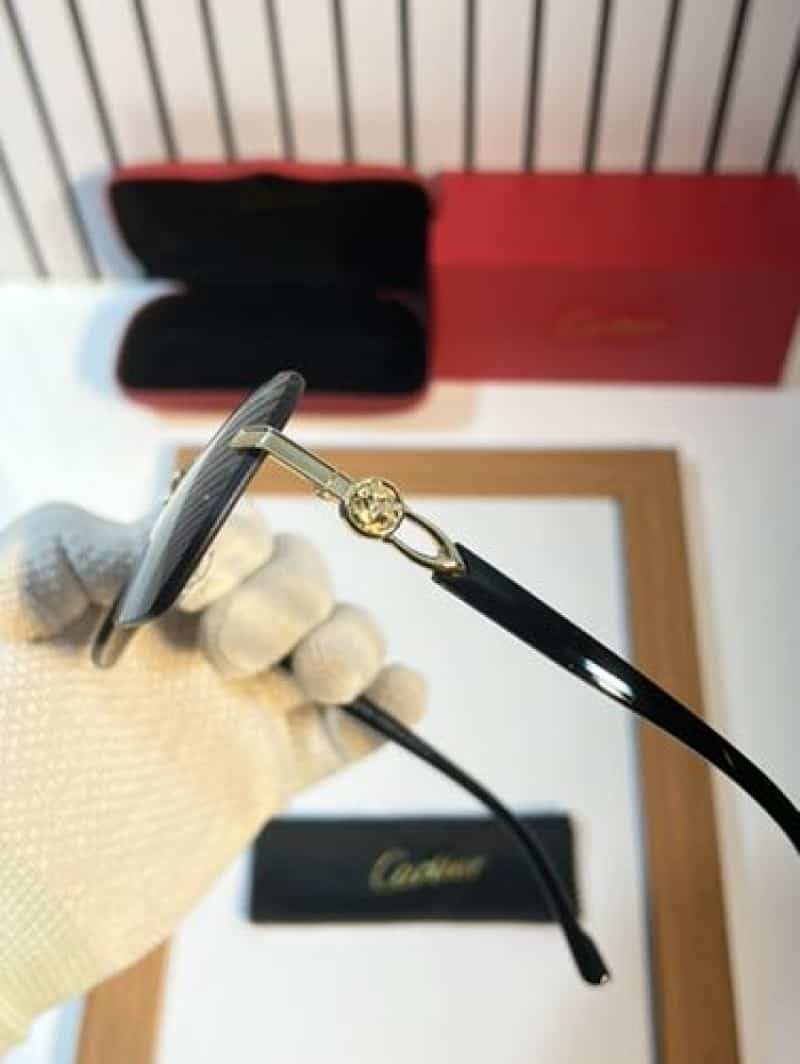 cartier_8817_gold_black Secondary image