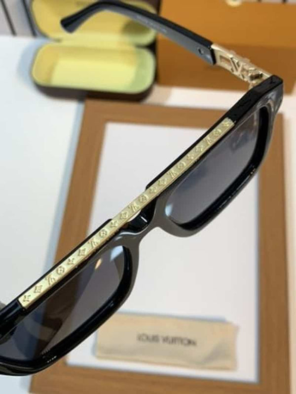 Louis vuitton 8817 black gold