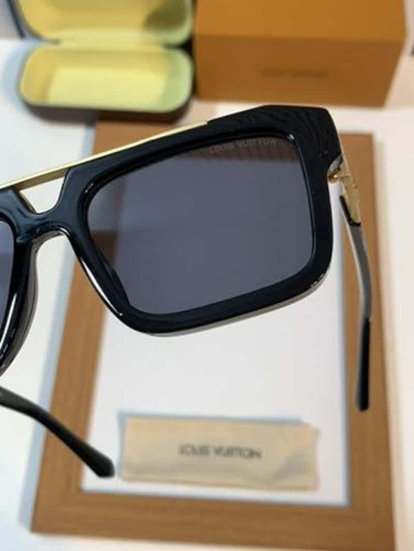 Louis vuitton 8817 black gold