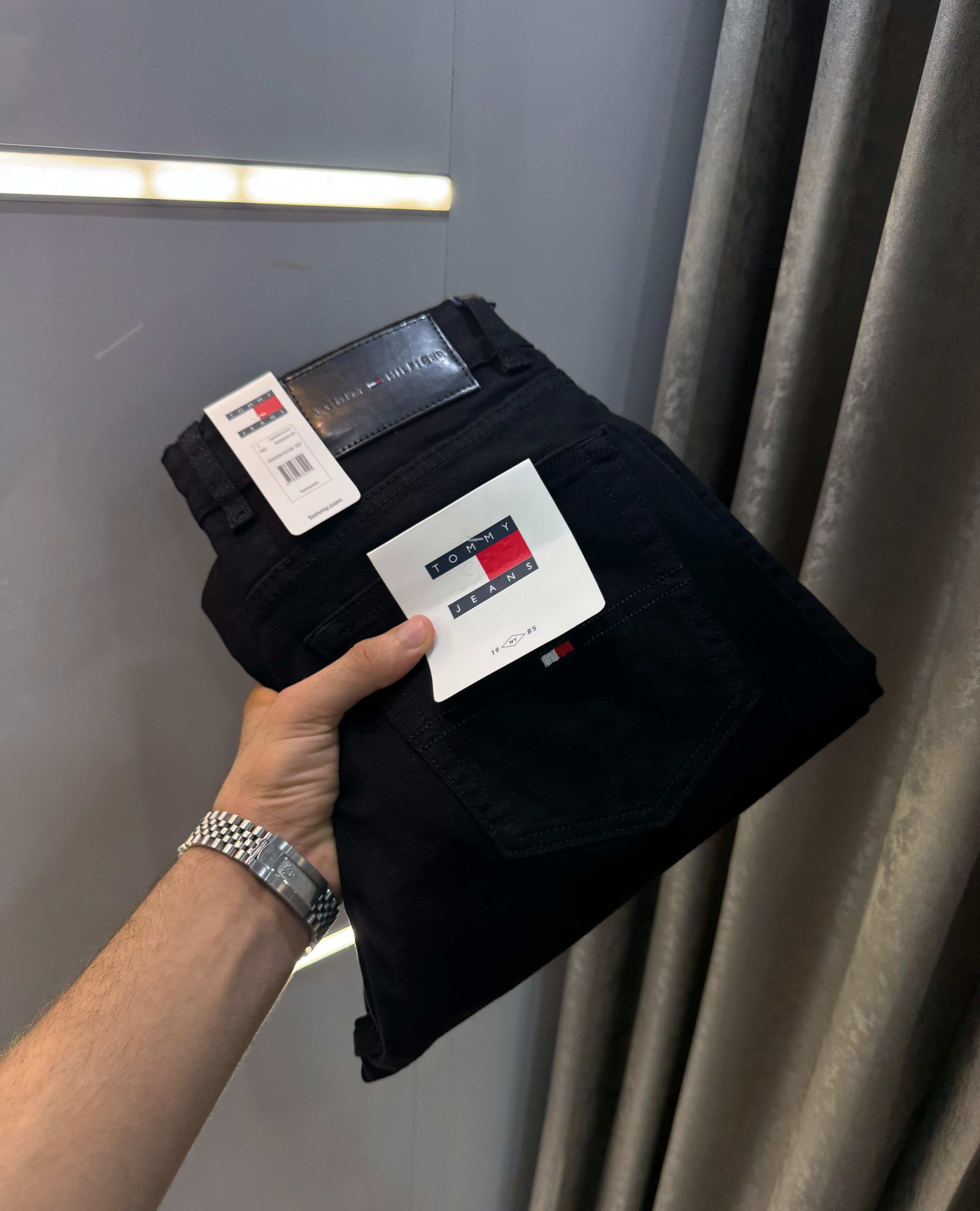 Tomm y Hilfiger Jet Black Classic Premium Denim