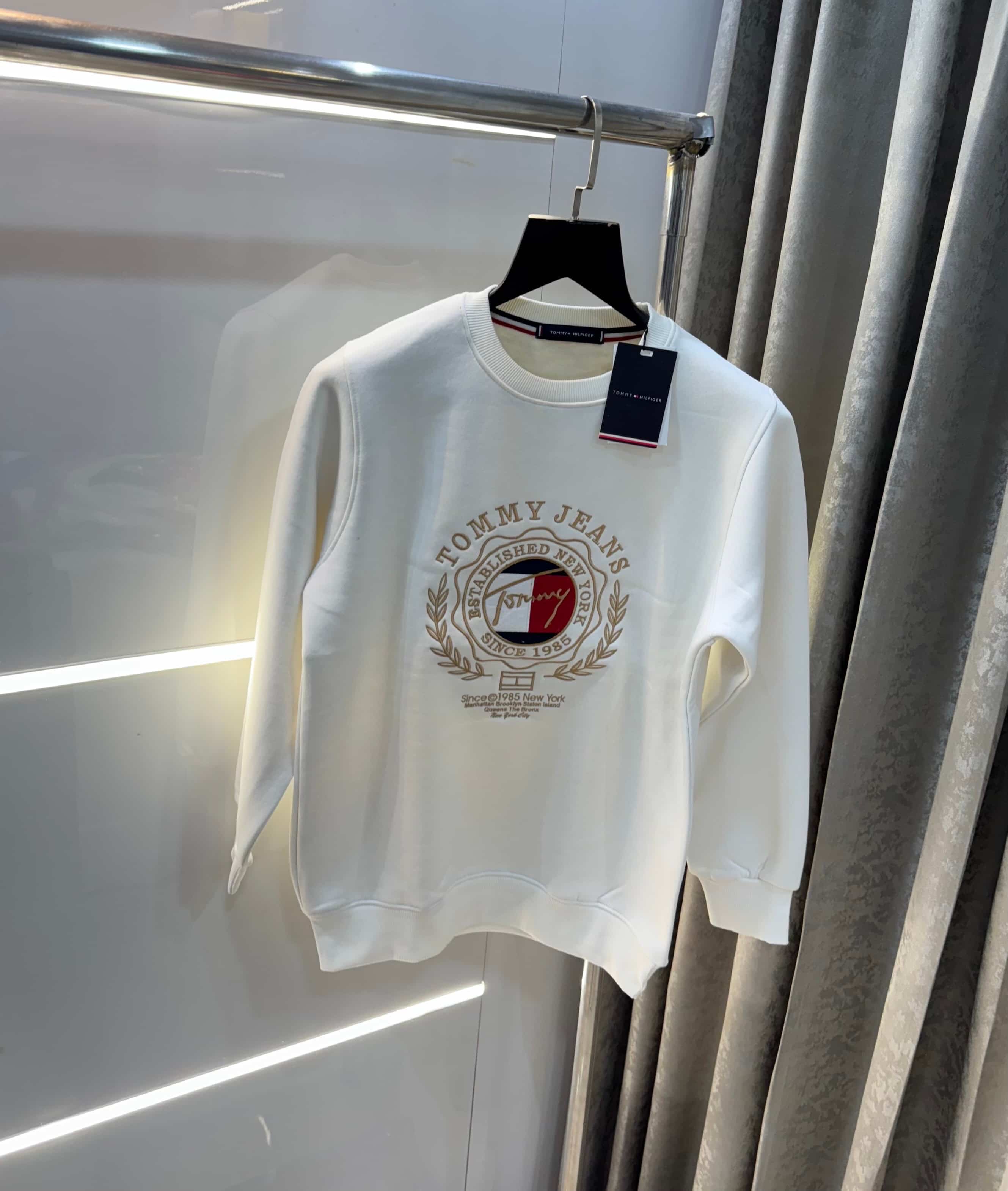 Tomm y Hilfiger White Embroidery Logo Premium Sweatshirt Secondary image