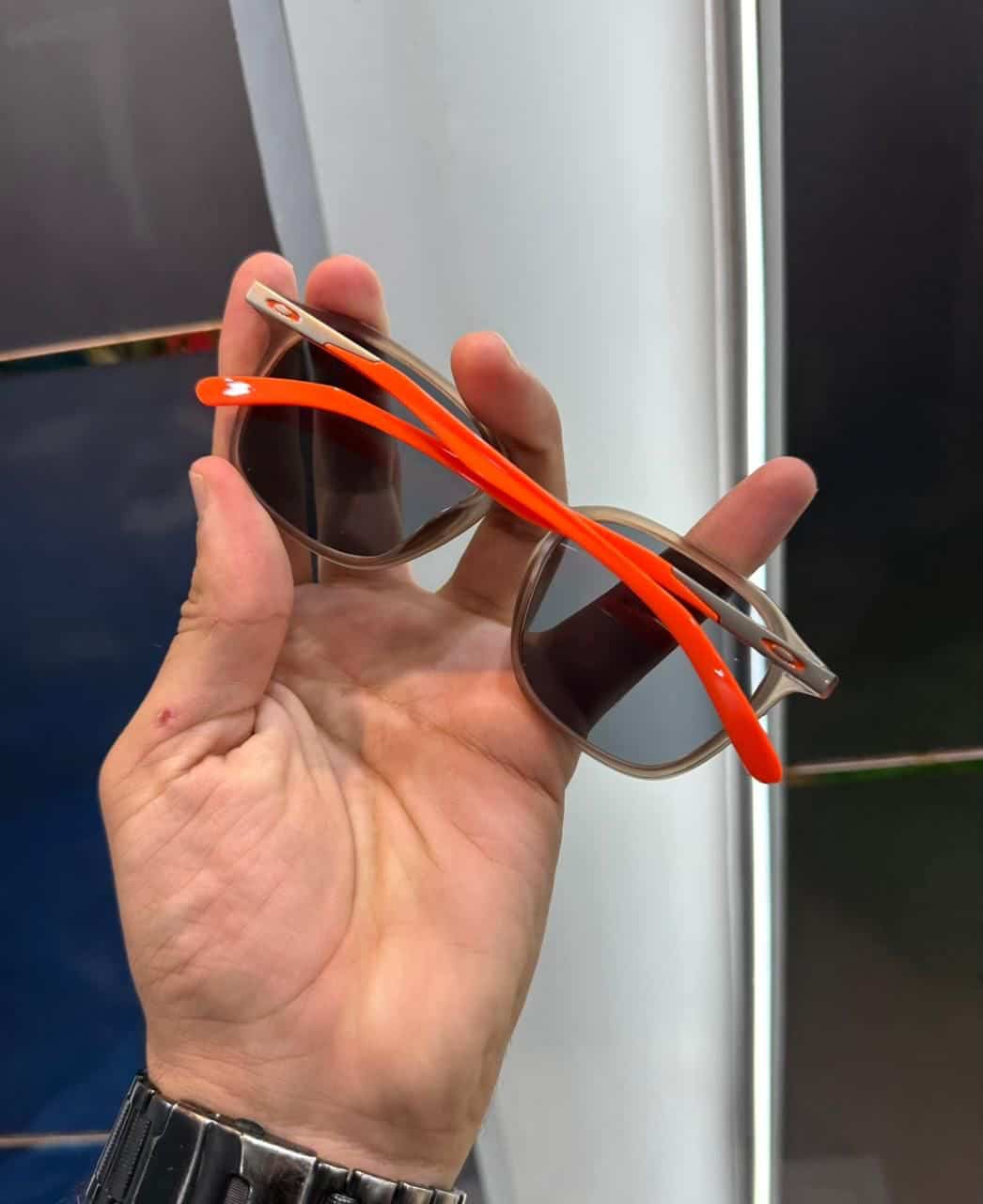 Oakle y Orange Black Premium Shade 4932