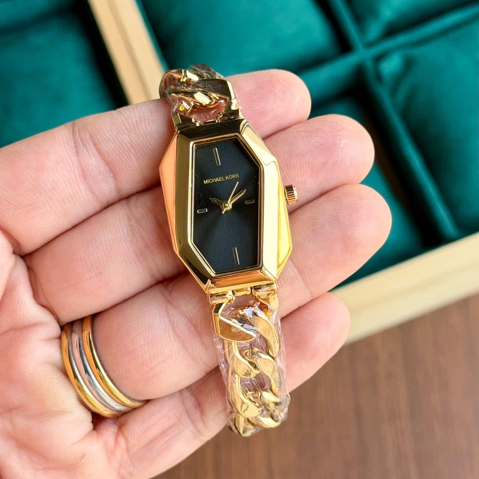 MICHAELKORS_LADIES_GOLD-BLACK