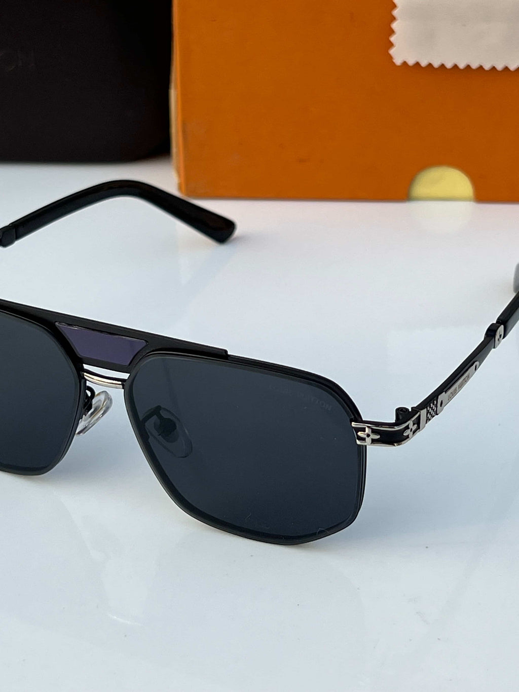 Louis_vuitton_2593_black_silver