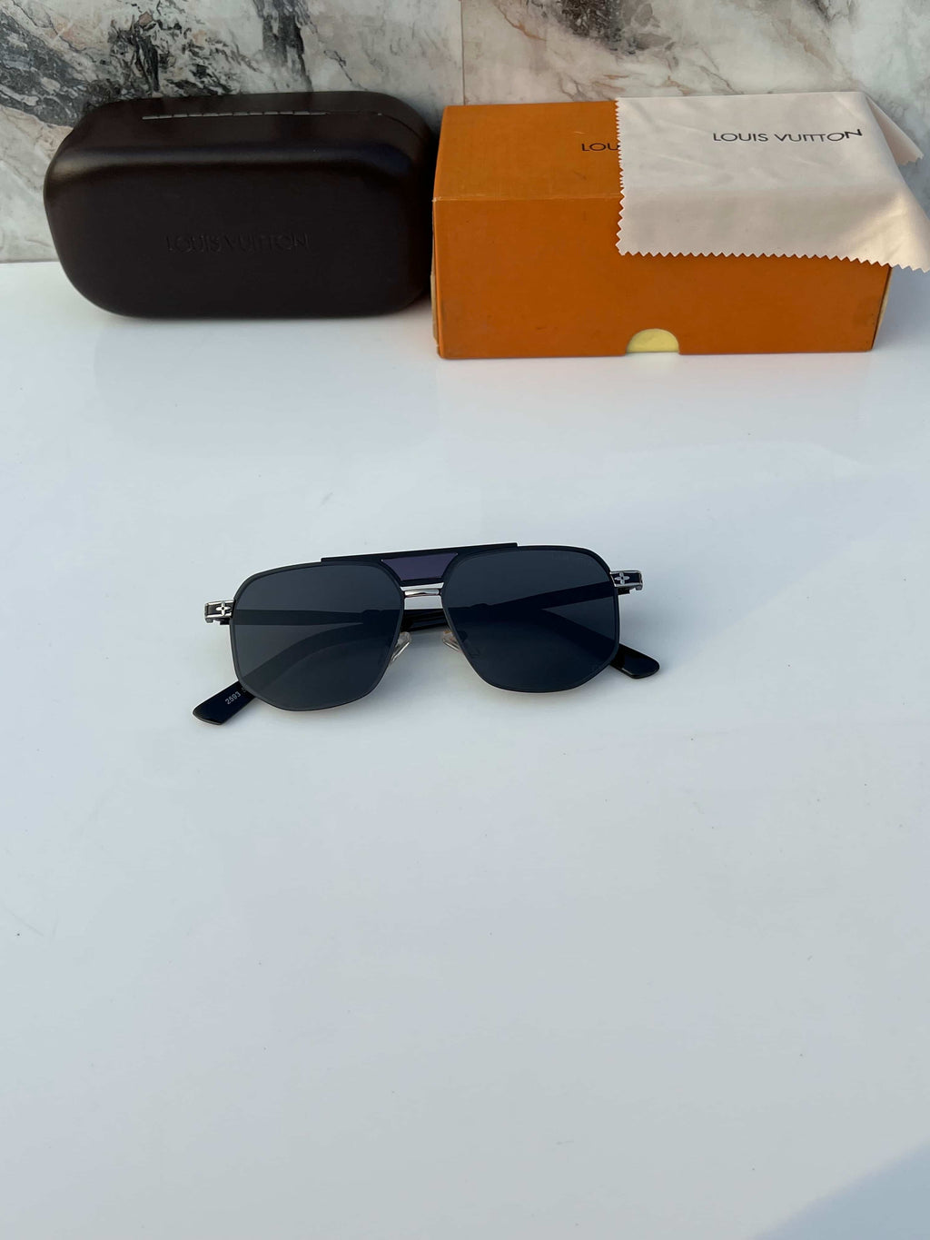 Louis_vuitton_2593_black_silver