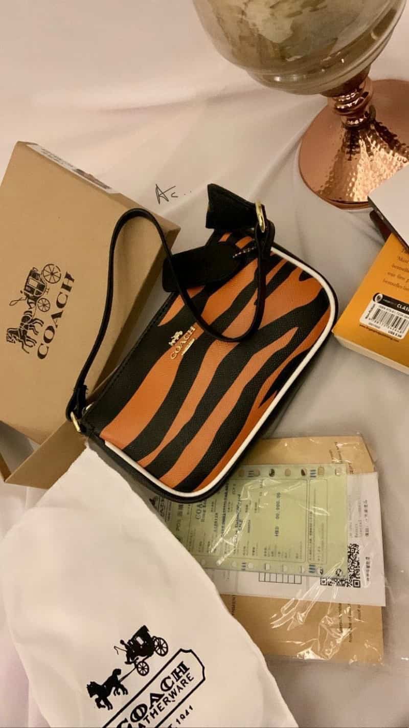 COACH_signature_sling_bag_box_319