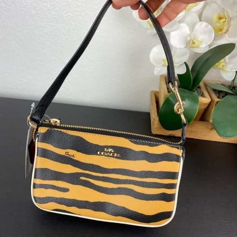 COACH_signature_sling_bag_box_319
