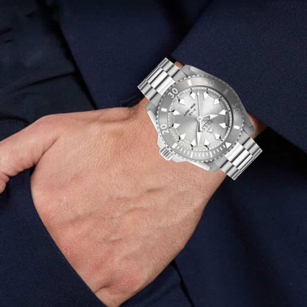 GUCCI DIVE STAINLESS STEEL QUARTZ