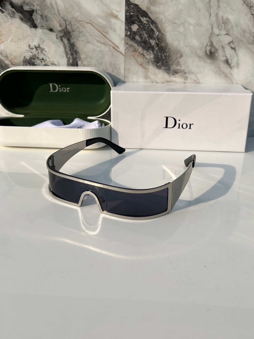 Di0r_9094_silver_black