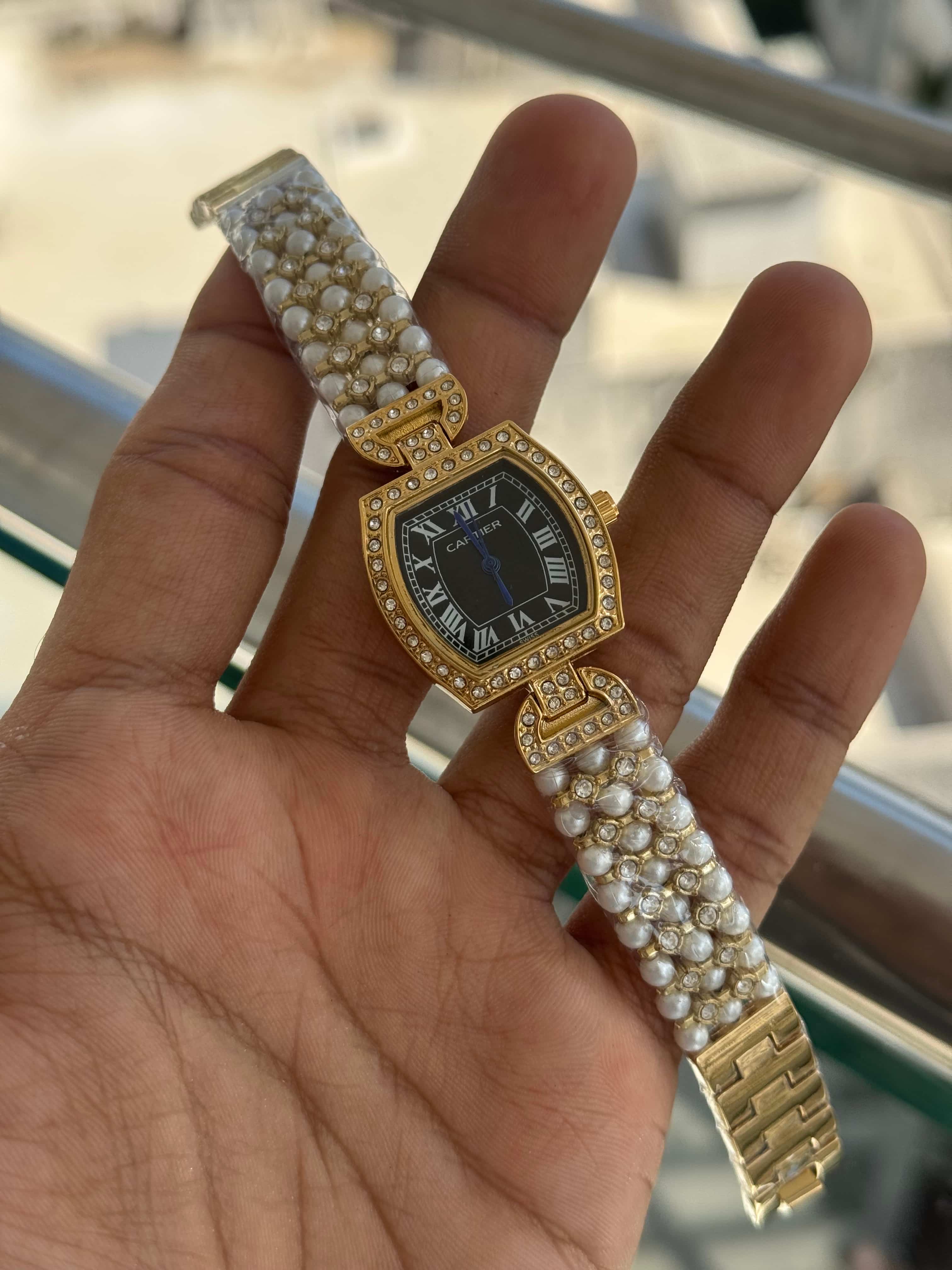 Cartie r Pearls Gold Black Premium Watch Secondary image