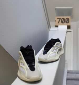 yeezy 700 v3 azael (FIX)
