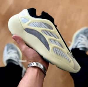yeezy 700 v3 azael (FIX)