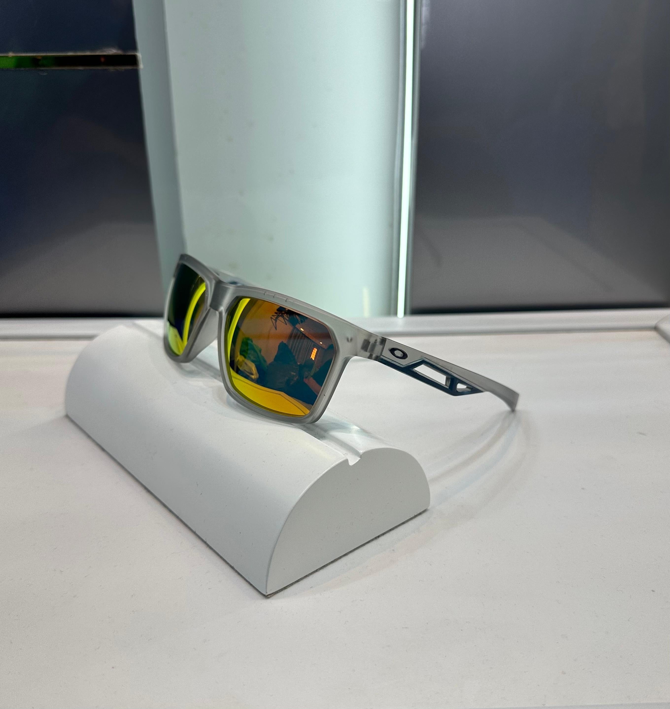 Oakle y Grey Orange Premium Shade 3380