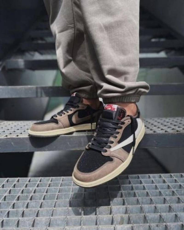 NIKE AIR JORDAN 1 LOW TRAVIS SCOTT DARK MOCHA