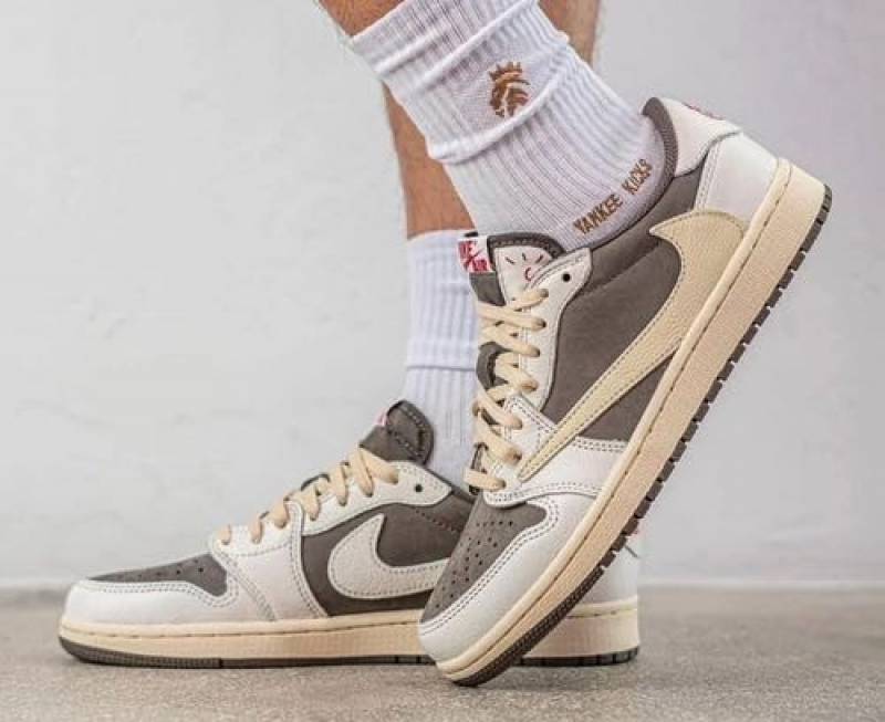 NIKE AIR JORDAN LOW 1 TRAVIS MOCHA SEMI UA