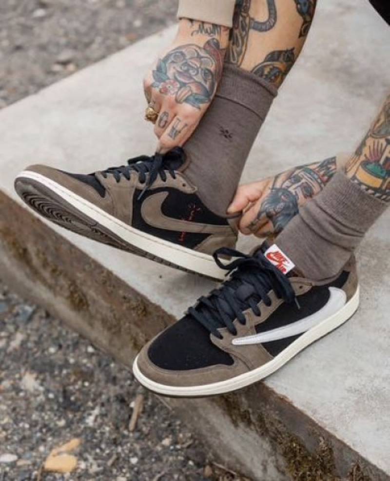 NIKE AIR JORDAN 1 LOW X TRAVIS SCOTT DARK MOCHA SEMI UA