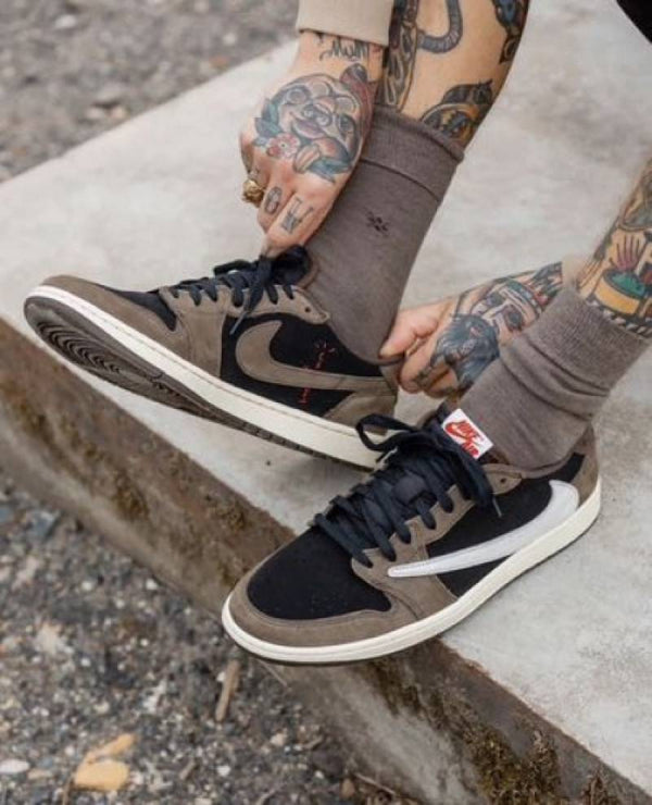 NIKE AIR JORDAN 1 LOW X TRAVIS SCOTT DARK MOCHA SEMI UA