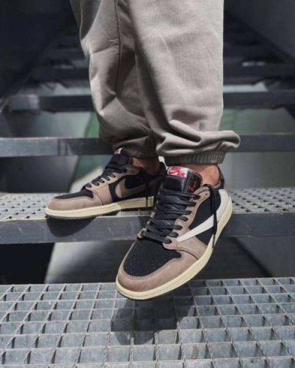 NIKE AIR JORDAN 1 LOW X TRAVIS SCOTT DARK MOCHA SEMI UA