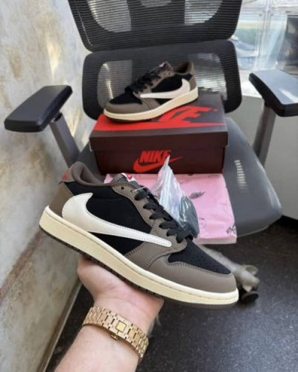 NIKE AIR JORDAN 1 LOW X TRAVIS SCOTT DARK MOCHA SEMI UA