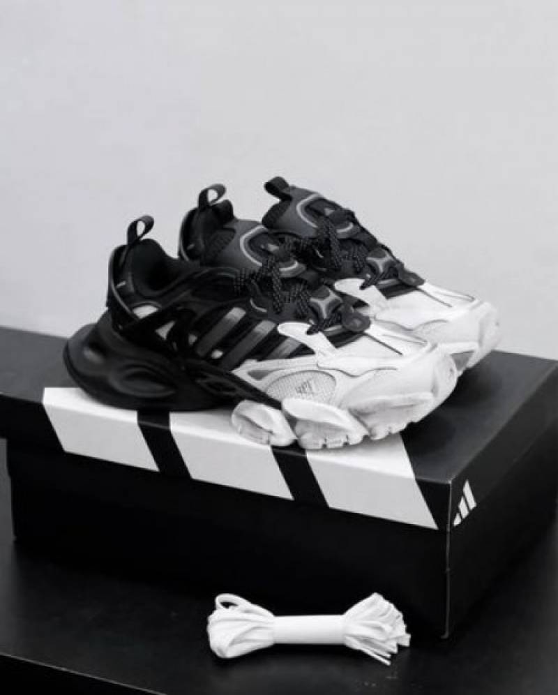 xlg runner deluxe white blacks