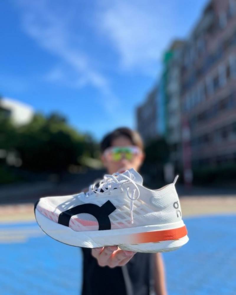 ON RUNNING CLOUD BOOM WHITE with cloud e...xtra insole