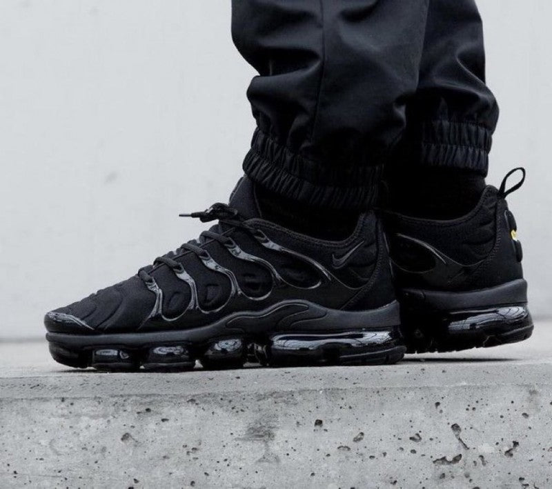 Nike VAPORMAX PLUS TRIPLE BLACK