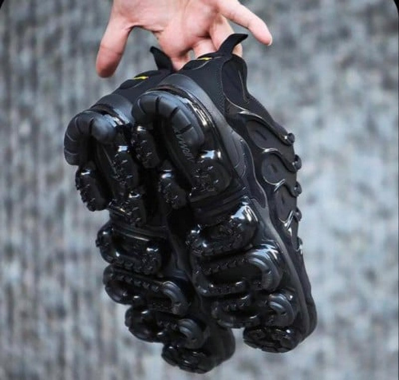 Nike VAPORMAX PLUS TRIPLE BLACK