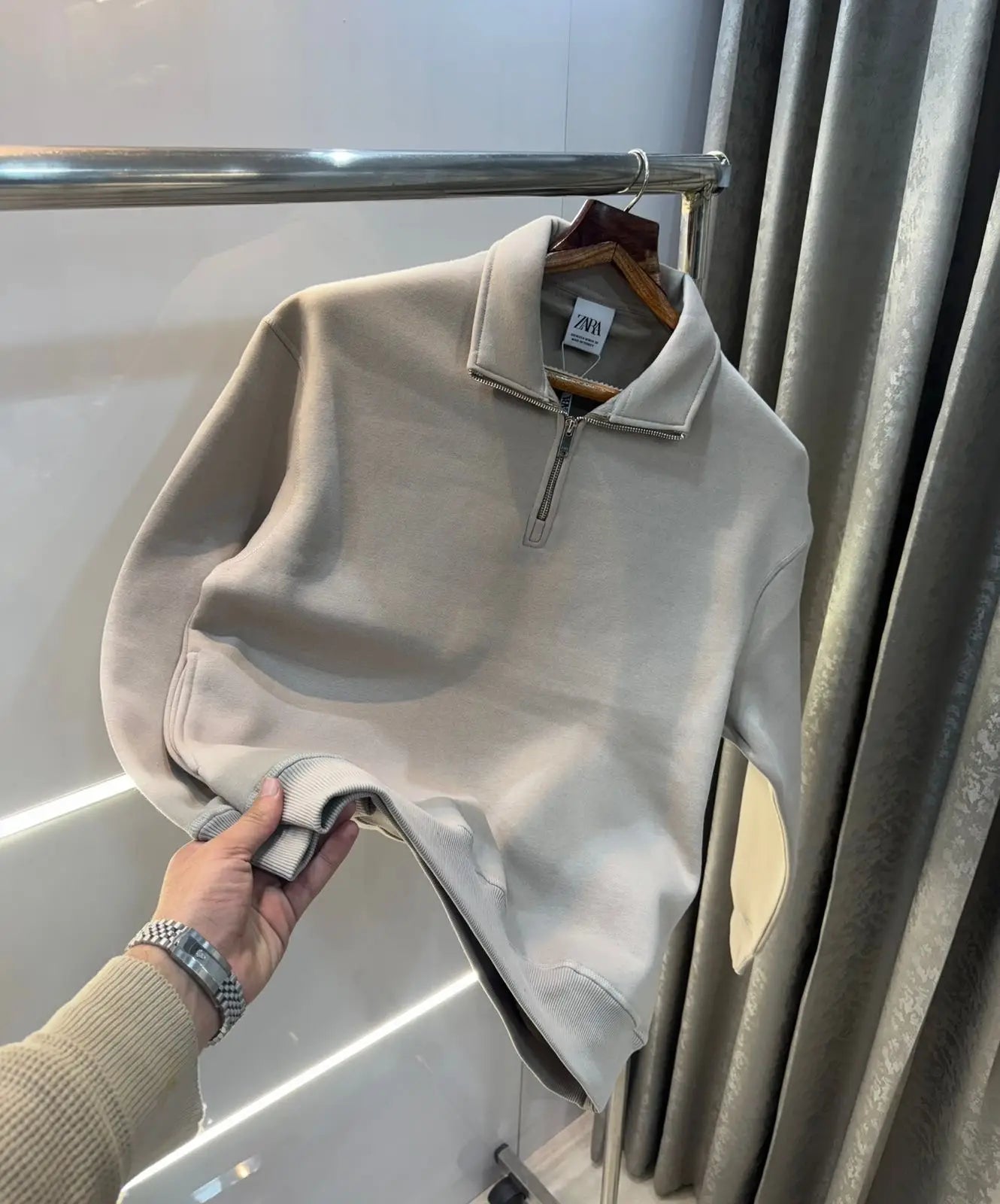 Zar a Baige  Premium Classic Sweatshirt Main image