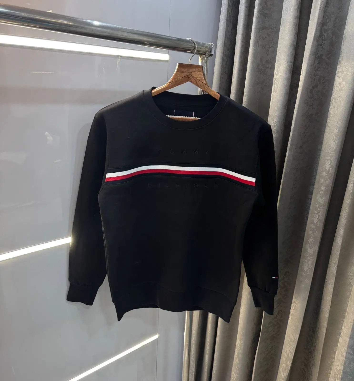 Tomm y Hilfiger Black Premium Sweatshirt Secondary image