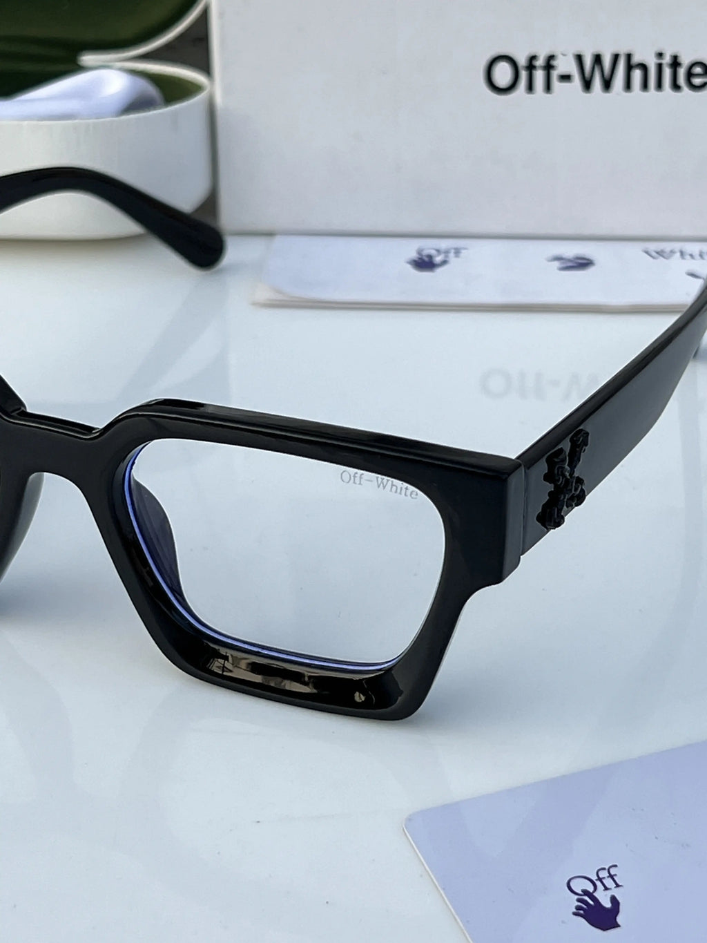 Off_white_black_plano