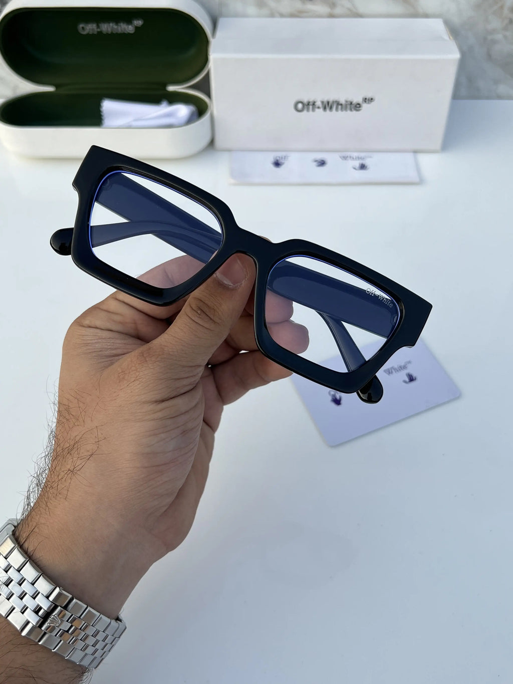 Off_white_black_plano
