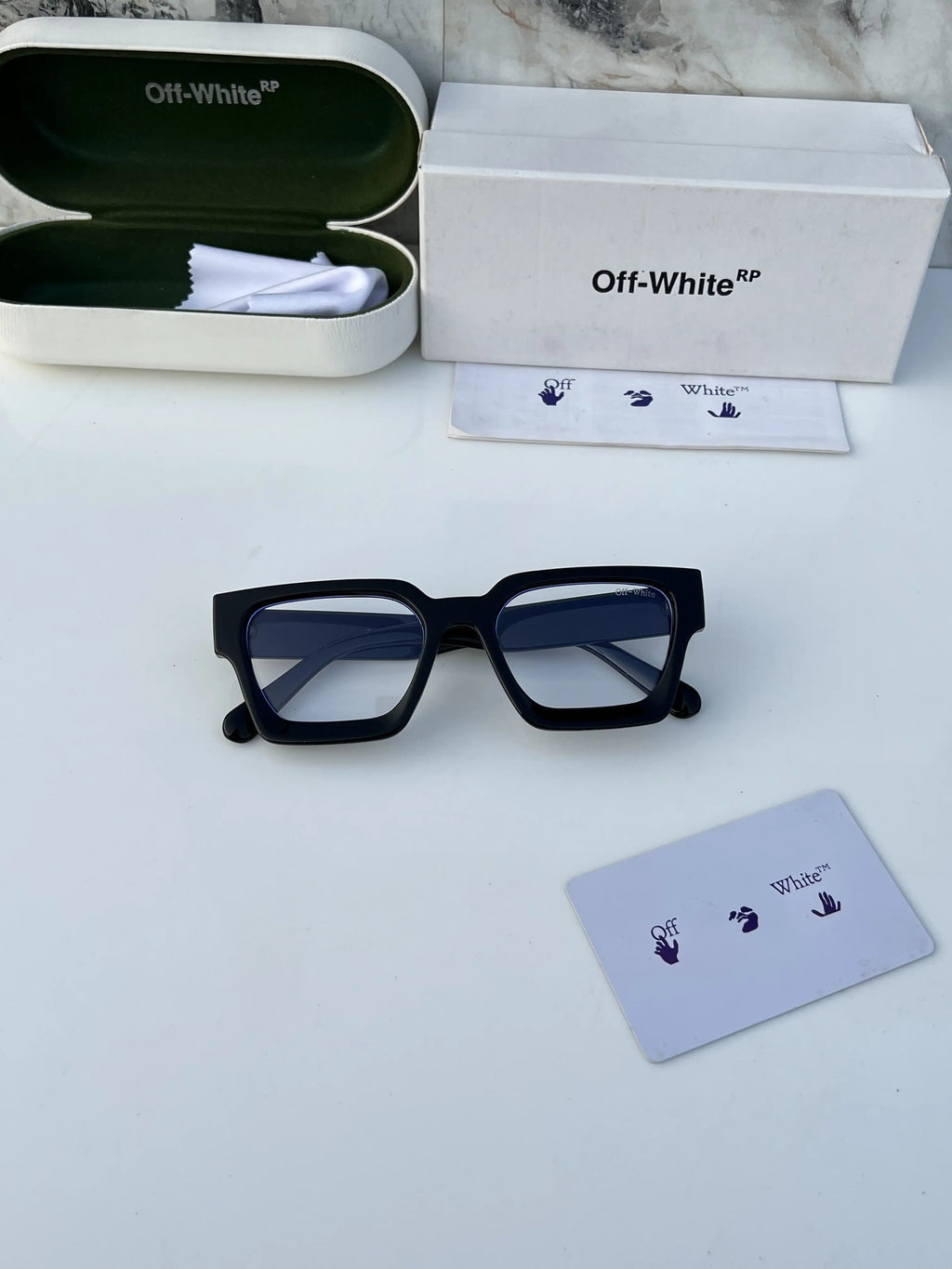 Off_white_black_plano
