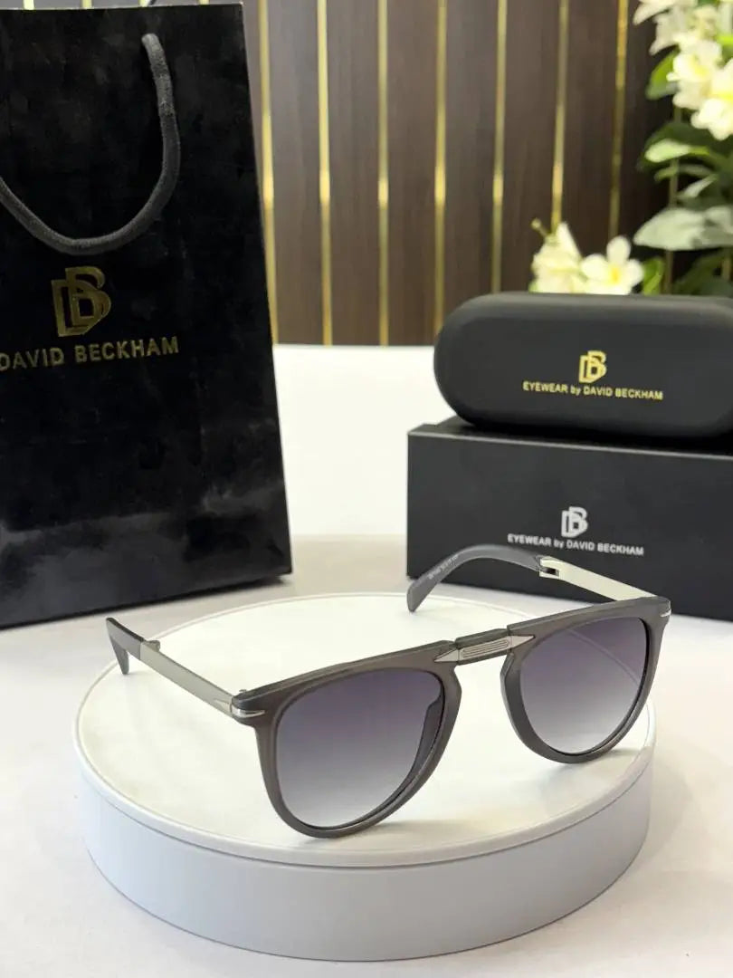 _David_becham_1040_grey_fold