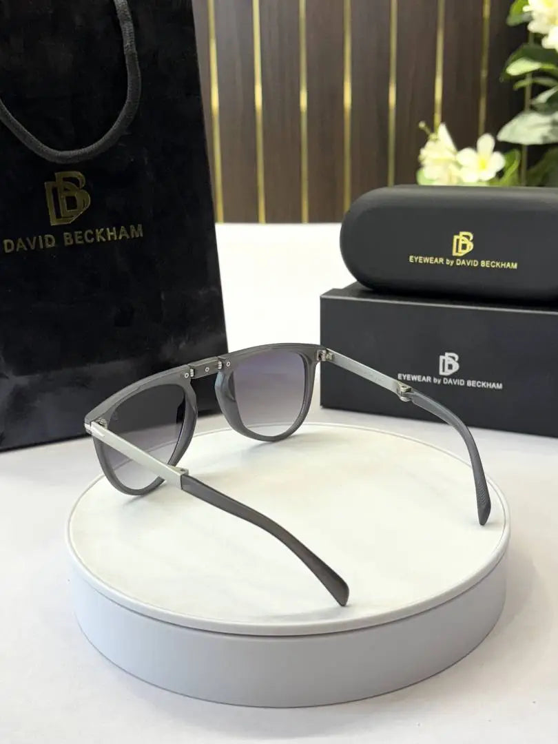 _David_becham_1040_grey_fold
