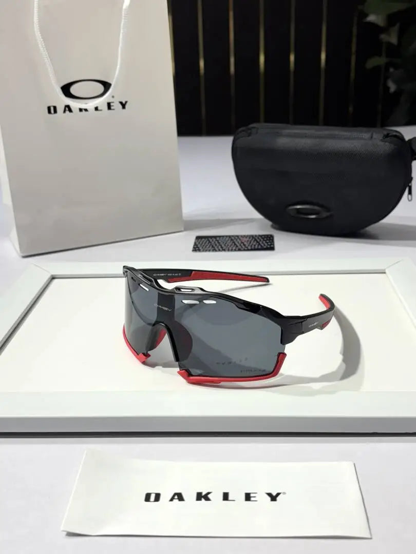 _Oakley_8241_