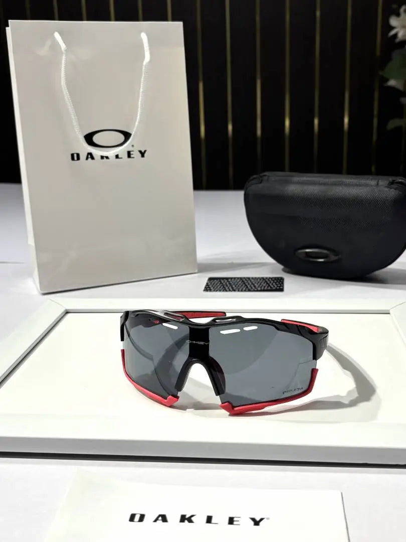 _Oakley_8241_