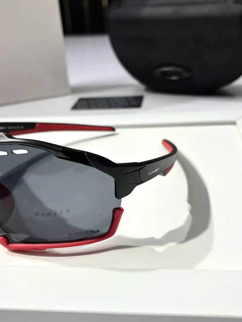 _Oakley_8241_