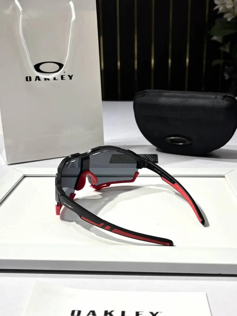 _Oakley_8241_