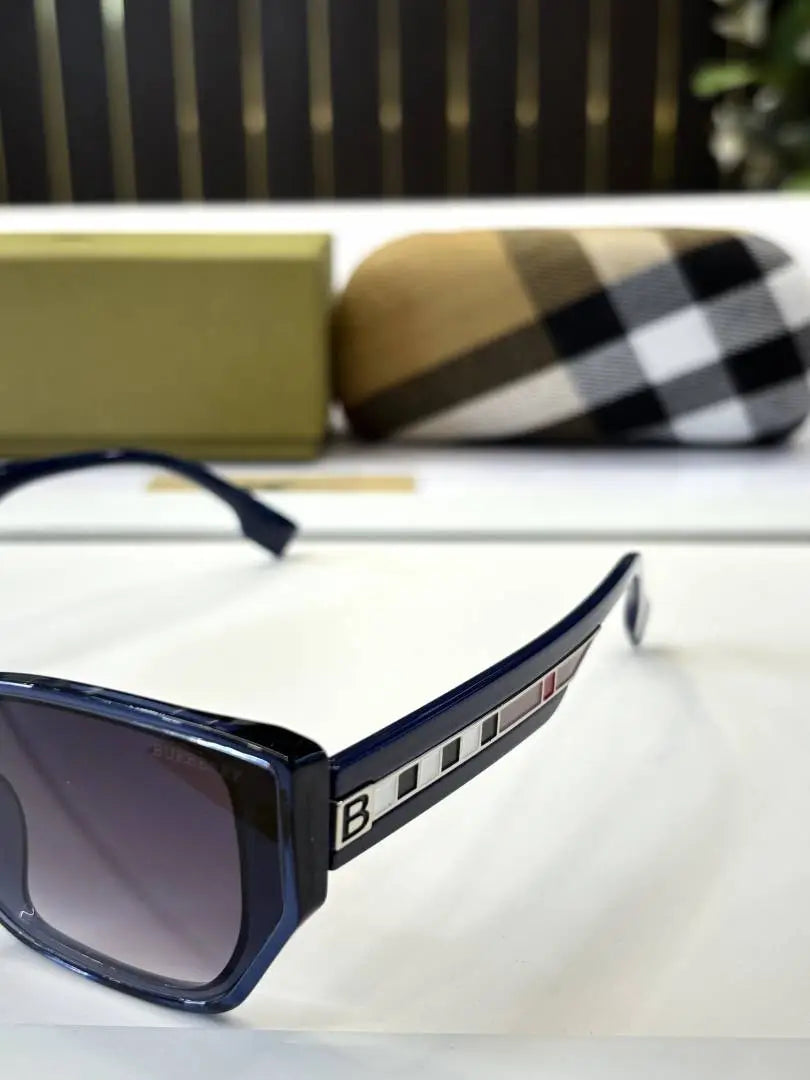 _Burberry_9935_ Secondary image