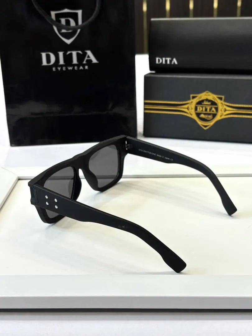 _Dita_0125_blk