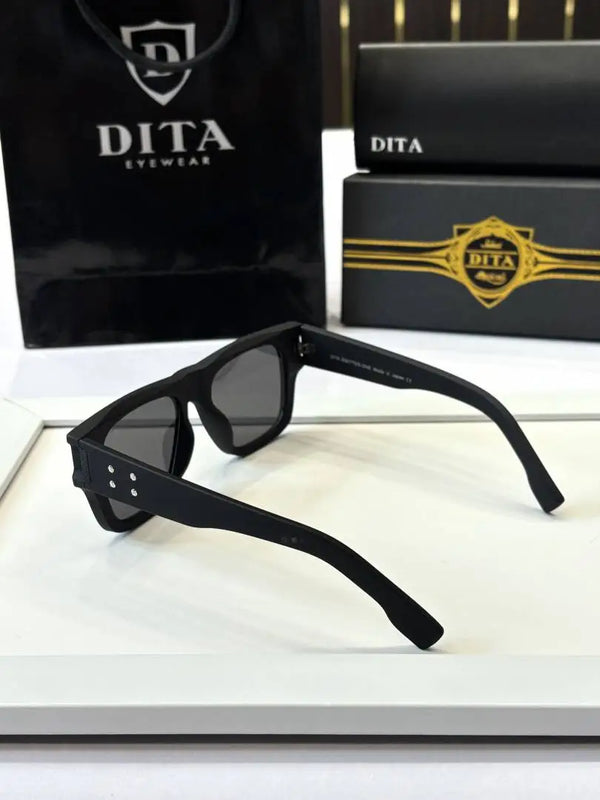 _Dita_0125_blk