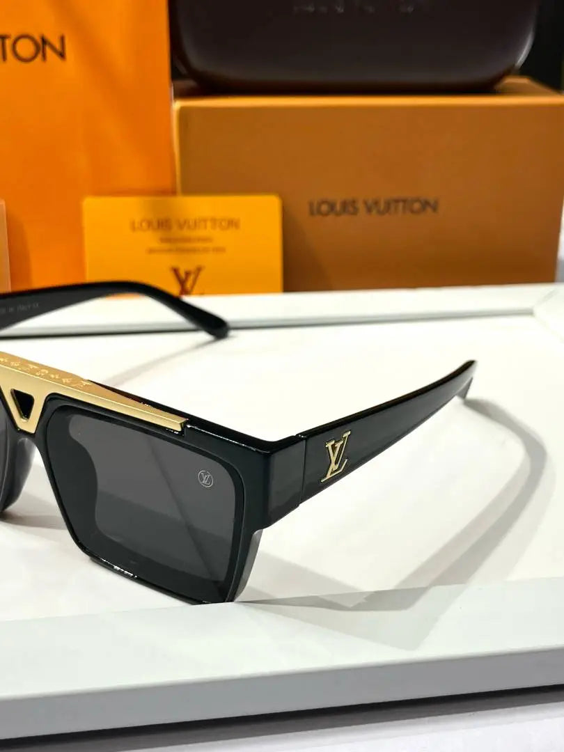 _Louis_vuitton_1984_black_gold