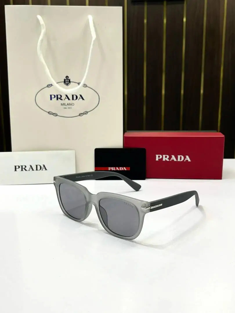 _Prada_04_grey