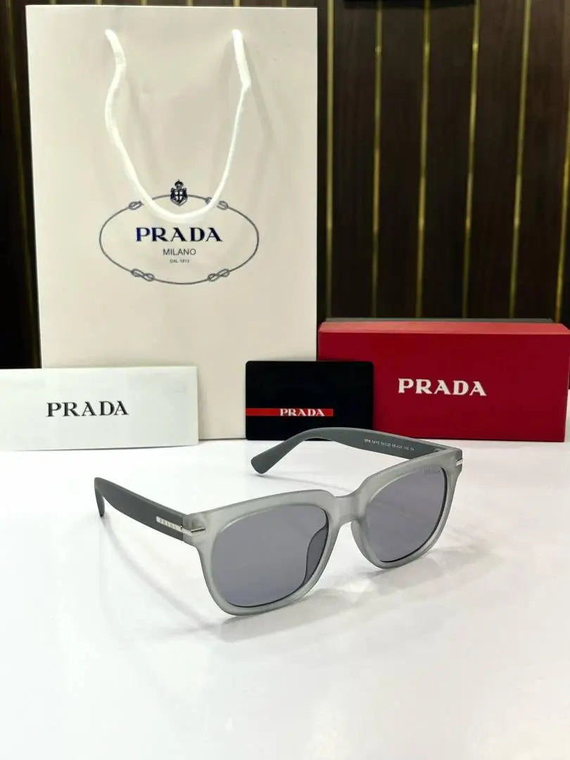 _Prada_04_grey