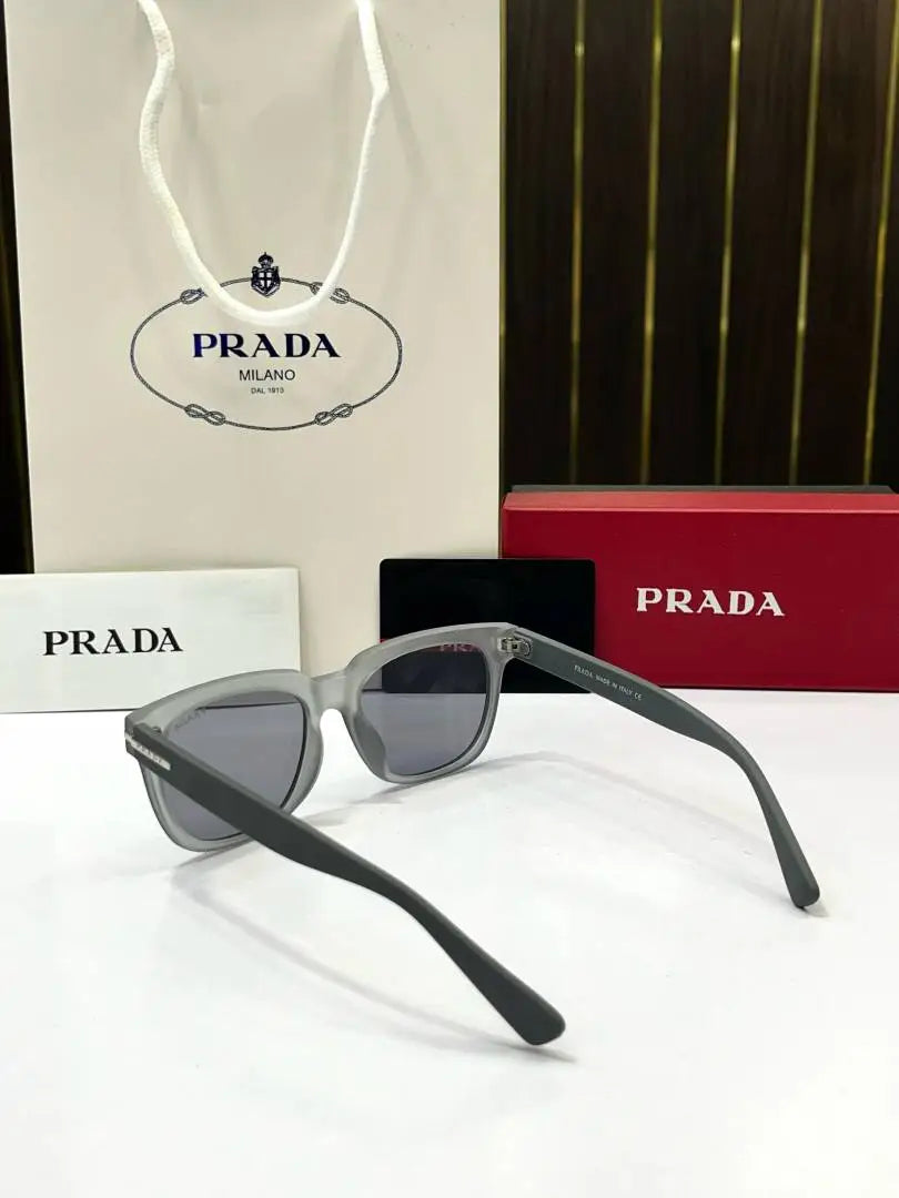 _Prada_04_grey