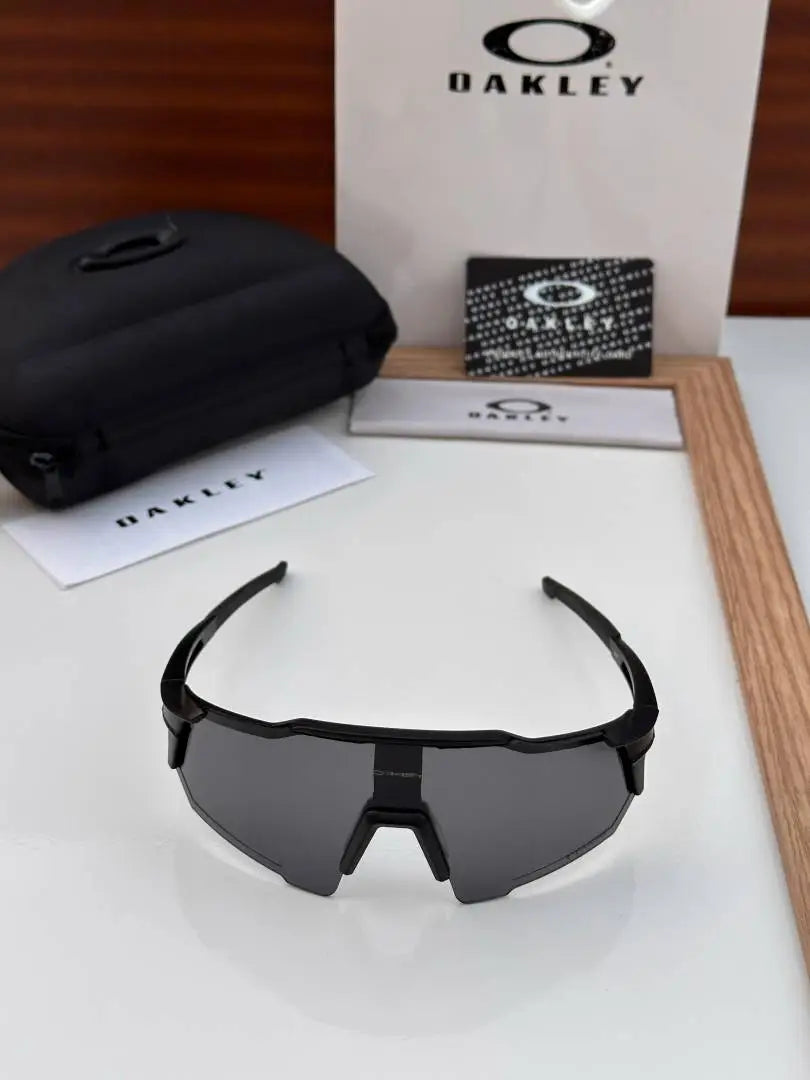 _Oakley_668_black