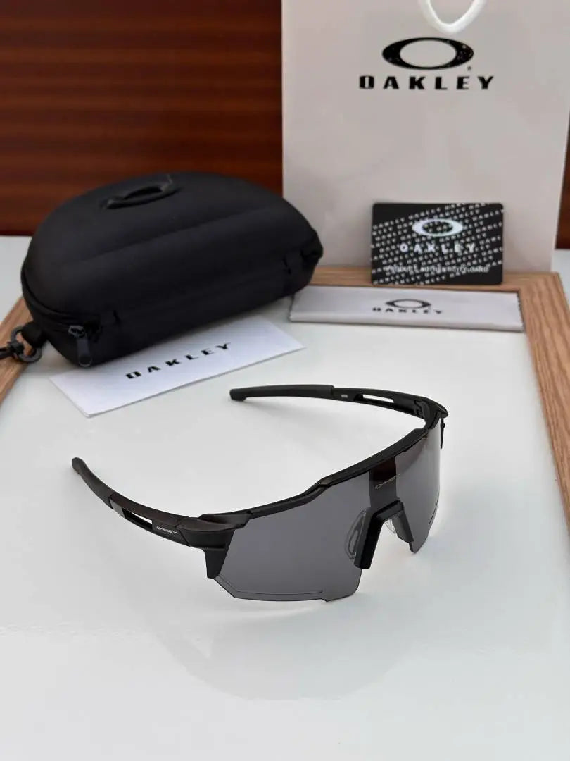 _Oakley_668_black