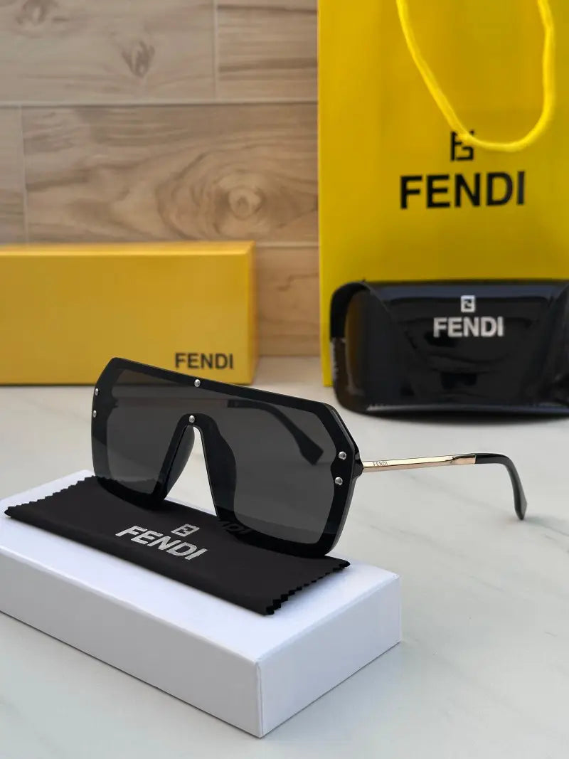 _Fendi_1858_black_gold