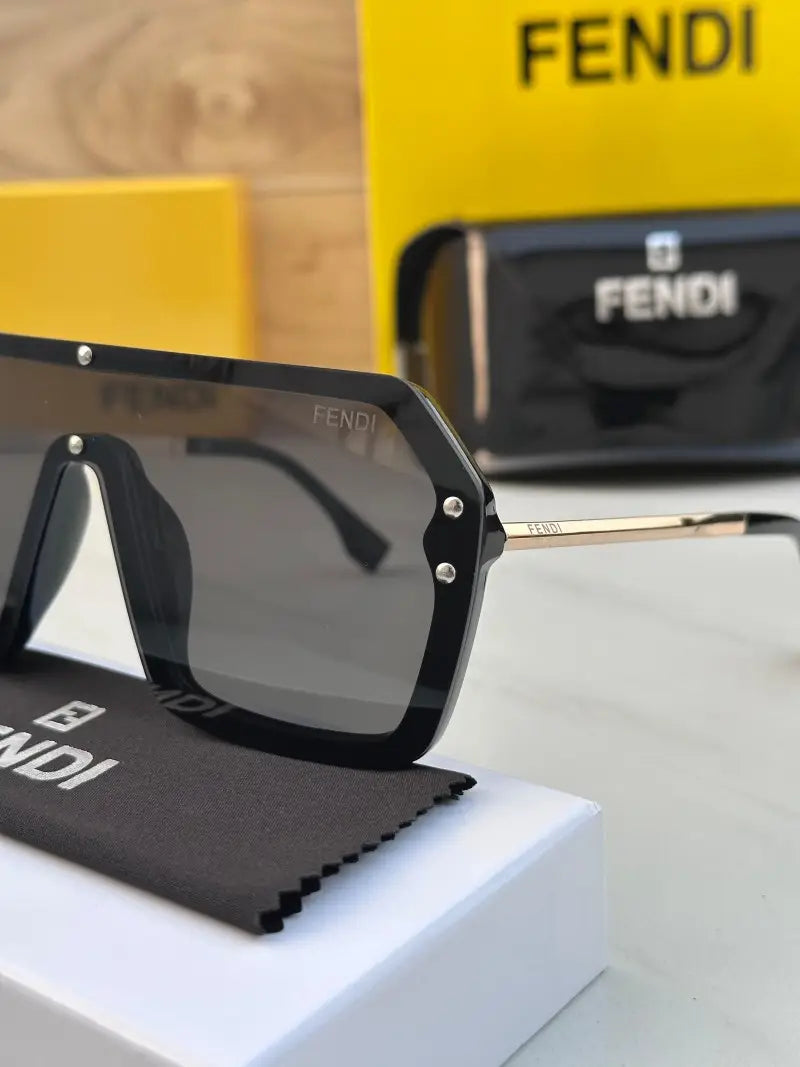 _Fendi_1858_black_gold